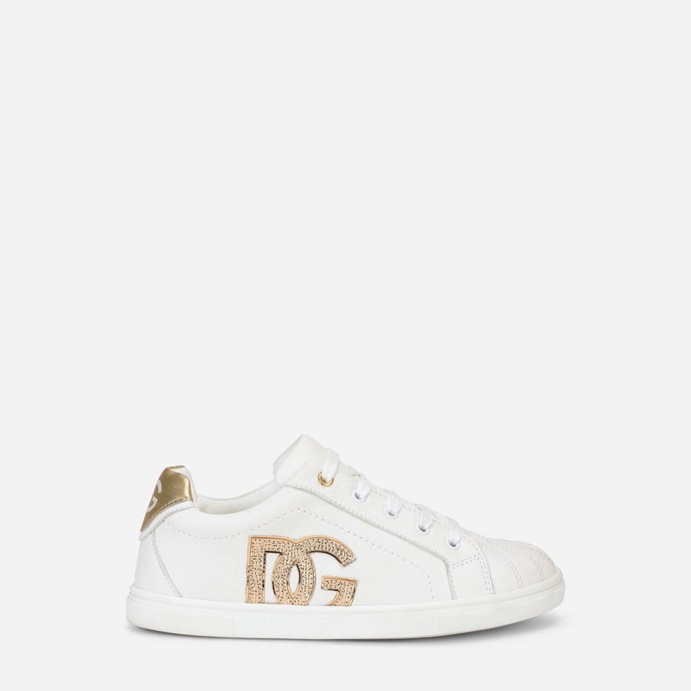 These practical and comfortable sneakers with DGlogo can be worn by little girls